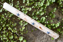 Load image into Gallery viewer, Λαμπάδα βάπτισης  με μπλε αστερίες και κοχύλια