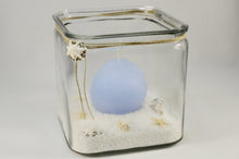 Load image into Gallery viewer, Γυάλινο βάζο τετράγωνο μεγάλο, με κερί και κοχύλια