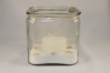 Load image into Gallery viewer, Γυάλινο βάζο τετράγωνο μεγάλο, με κερί και κοχύλια