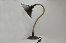 Load image into Gallery viewer, Επιτραπέζιο φωτιστικό μεταλλικό με σχοινί και μεταλλικό καπέλο