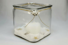 Load image into Gallery viewer, Γυάλινο βάζο τετράγωνο μεγάλο, με κερί και κοχύλια